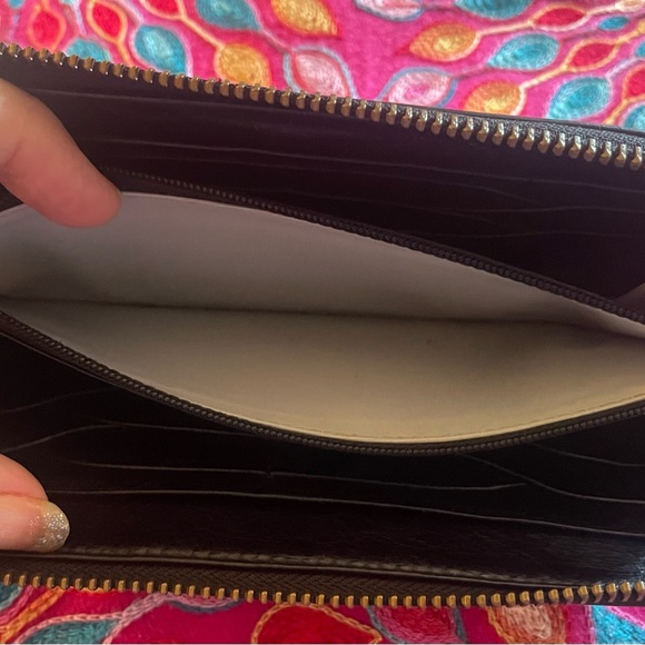 Wonderfully detailed Cole Haan black leather wallet! Measures apx 8 x 4“. EUC. - Picture 11 of 12